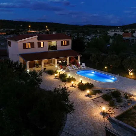 Ivana Zadarvillas Vila *
