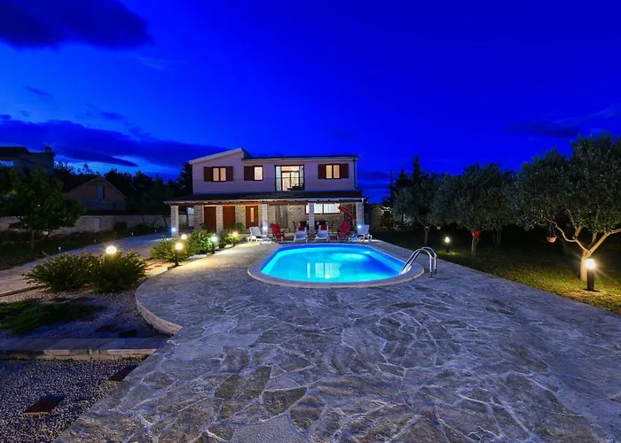 Ivana Zadarvillas Vila *