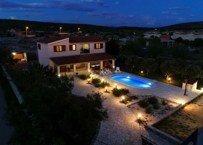 Ivana Zadarvillas Vila *